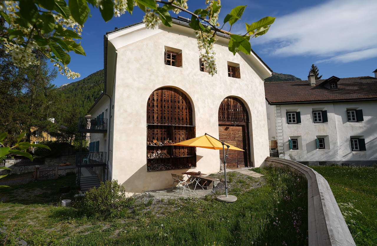Chesa Tach – historisches Bauernhaus aus dem Jahr 1560 in Bever, Engadin, mit Scheune und Garten